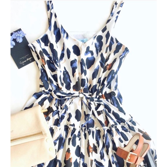 Dresses & Skirts - Only 1 left, size large! Classy but sassy dress